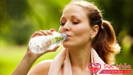 Không bổ sung nước cho cơ thể kịp thời rất dễ bị đau đầu. 