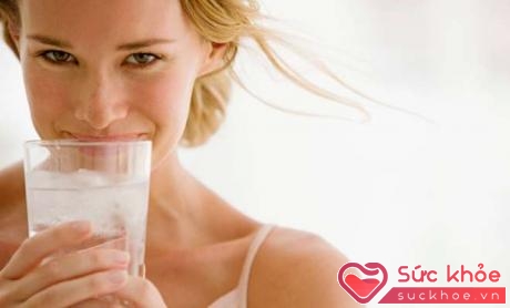 Uống một cốc nước ấm trong buổi tối sẽ giúp bạn nhanh chóng giảm cân và có được một vóc dáng mảnh mai.