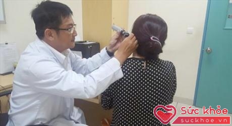 PGS Hữu đang khám cho một trường hợp bị viêm tai.