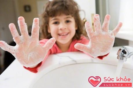 Rửa tay để loại bỏ vi khuẩn truyền bệnh cho bé