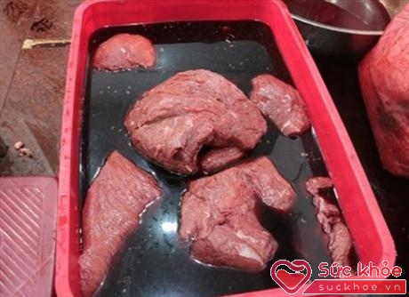 Thịt lợn ngâm hóa chất thành thịt bò