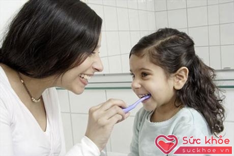 Bố mẹ nên cùng trẻ đánh răng để dạy trẻ dùng bàn chải đúng cách