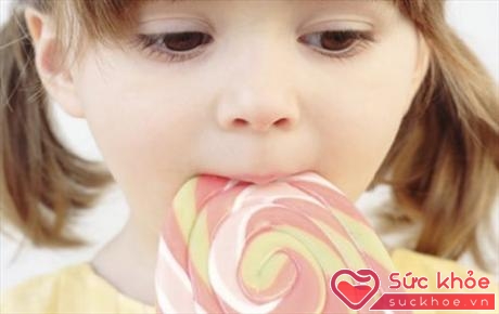 Trẻ rất thích ăn đồ ngọt nên rất dễ bị sâu răng