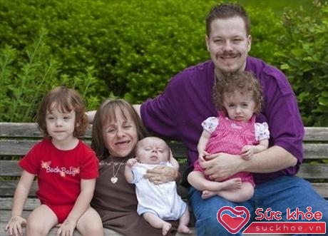 Stacey lọt thỏm bên 3 người con và chồng mình.