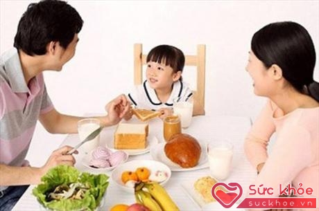 Tạo tâm lý hứng thú trong bữa ăn giúp trẻ ăn nhanh hơn