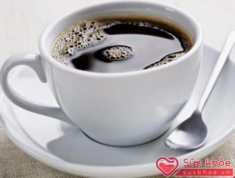 Khi bị ho, nếu uống nhiều thức uống có caffein sẽ khiến cổ họng bị khô dẫn đến ho nhiều hơn. (Hình minh họa)
