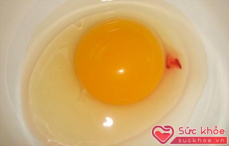 Trứng đập ra có vệt đỏ thế này có ăn được hay không? (Ảnh: Internet)