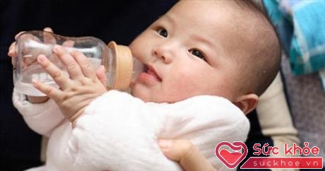Mẹ có thể để con uống nước theo nhu cầu khi đã được hơn 1 tuổi. (Ảnh minh họa)