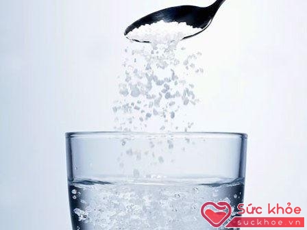 Súc miệng bằng nước muối loãng là cách đơn giản nhưng chữa đau họng hiệu quả