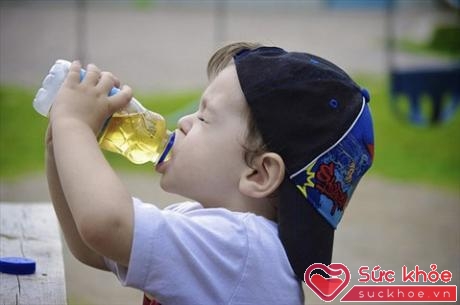 Cha mẹ nên cho trẻ uống nhiều nước khi trẻ sốt (Ảnh: Internet)