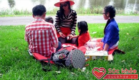 Đưa các con đi picnic vào cuối tuần là cách thư giãn của nhiều gia đình ở Australia