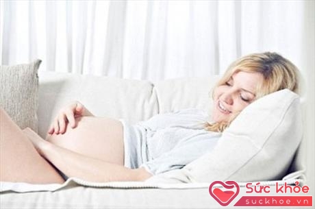 Mẹ bầu nghỉ ngơi đầy đủ để đảm bảo không bị động thai