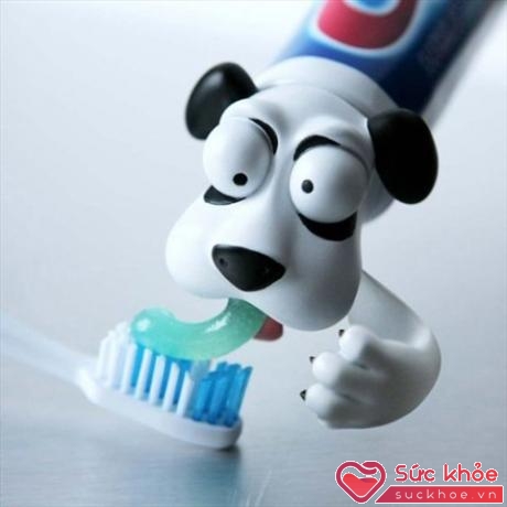 Dụng cụ có hình con chó siêu đang yêu này phù hợp với hầu hết các tuýp kem đánh răng.