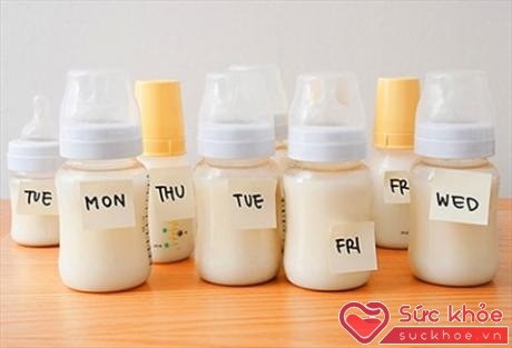Chọn sữa có vị giống sữa mẹ để bé dễ thích nghi hơn (Ảnh: Internet)