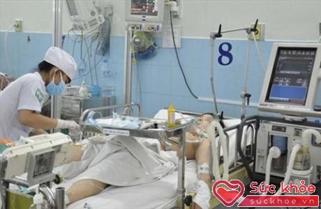 Một nạn nhân ngộ độc khí than tại Bệnh viện Nguyễn Tri Phương. Ảnh: D.T