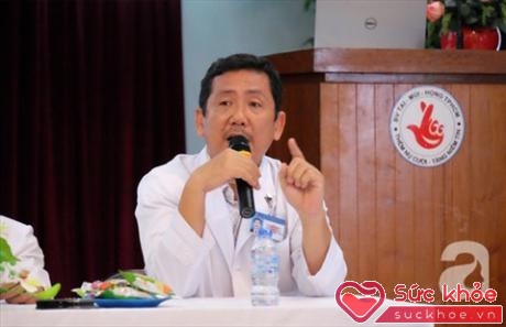 BS CKII Thái Hữu Dũng, Phó Trưởng Khoa Nhi - Tổng hợp BV Tai Mũi Họng chi sẻ về hạn chế của phương pháp mổ hở trong điều trị ung thư thanh quản.