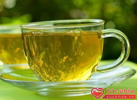 Một cốc trà xanh ấm giúp làm dịu cổ họng, loại bỏ màng nhầy, bảo vệ phổi. 