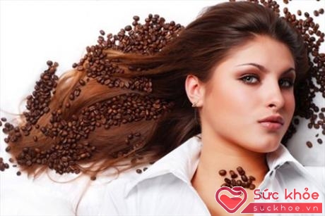 Bạn có thể tận dụng bã cà phê để tẩy hóa chất tồn đọng trên tóc (Ảnh minh họa: Internet)