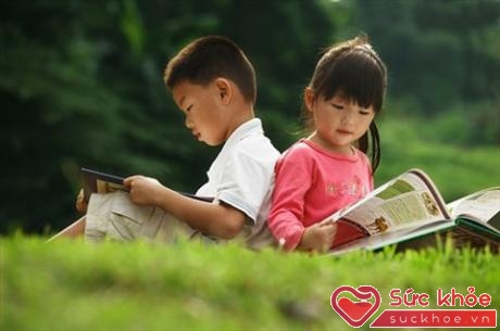 Dần dần, trẻ sẽ hình thành thói quen tự đọc sách