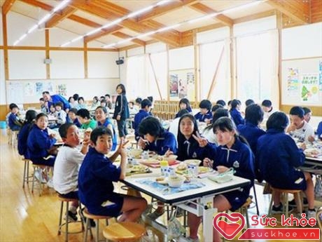Một bữa trưa ở trường của học sinh ở Nhật (Ảnh: Chrissam)