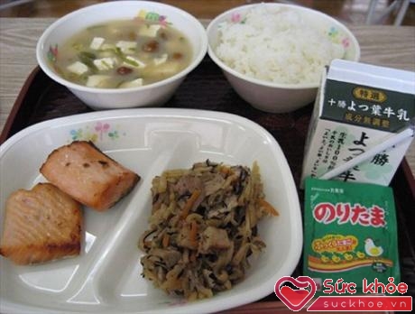 Thực đơn một bữa trưa của học sinh ở Nhật không thể thiếu món cơm và cá. Vào những dịp đặc biệt, cơm có thể được thay thế bằng bánh mì.