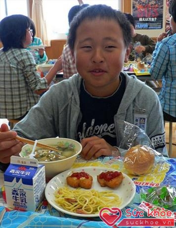  Học sinh ở Nhật học được rất nhiều bài học bổ ích từ bữa ăn trưa của mình