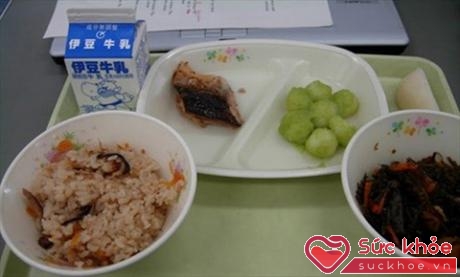 Bữa trưa với món cơm Shiitake (cơm trắng trộn với nấm shiitake và cà rốt), cá Saba trộn với nước sốt rong biển, mochi đậu nành, trái cây tráng miệng và sữa