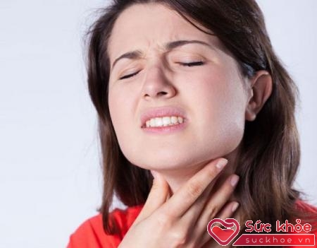Nghẹn cổ họng thường đi kèm với ợ hơi
