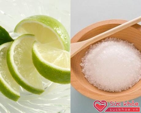 Chanh với muối là những nguyên liệu để bạn thực hiện cách làm trắng răng hiệu quả mà đơn giản.