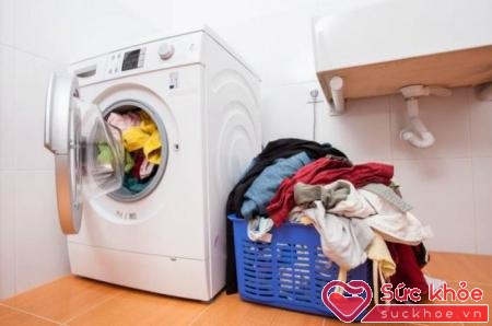 Nhiều người thường có thói quen để gom quần áo cả tuần mới đi giặt một lần
