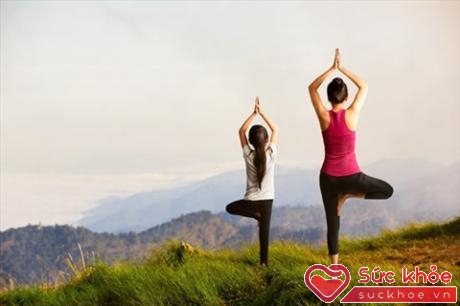 Yoga là một trong những môn thể thao nhẹ nhàng, dễ tập, phù hợp cho cả gia đình