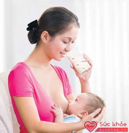 Uống nhiều nước giúp mẹ bảo vệ nguồn sữa 