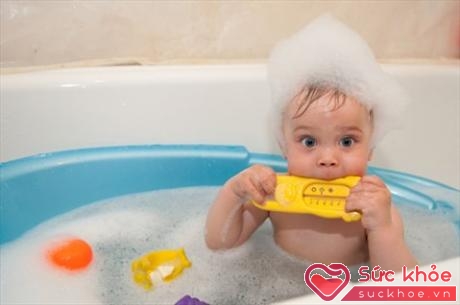 Khi trẻ bị rôm, không nên tắm cho trẻ bằng sữa tắm có độ pH không phù hợp với da 