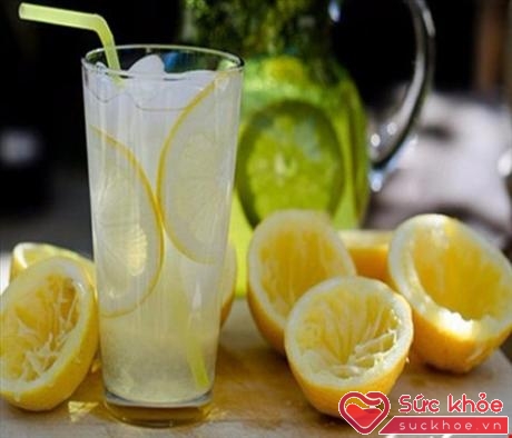 Acid citric có nhiều trong nước chanh hỗ trợ gan bài tiết chất độc khỏi cơ thể rất hiệu quả (ảnh minh họa)