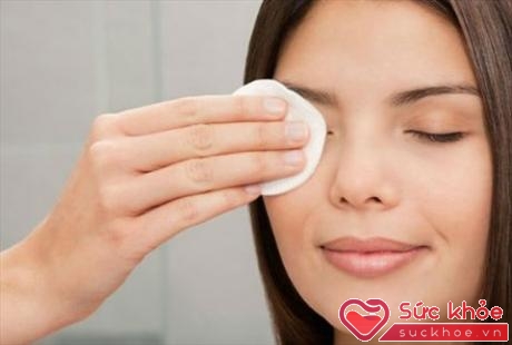 Các sản phẩm có chứa haloxyl, peptide, a-xít nicotinic, cà phê, ceramides, retinol và kem dưỡng ẩm sẽ giúp da bạn chống lại nếp nhăn, quầng thâm và bọng mắt