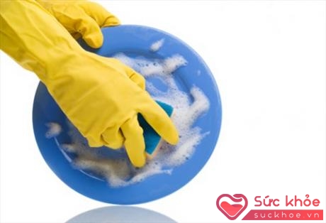 Hãy đi găng tay khi rửa chén bát để bảo vệ làn da khỏi hóa chất tẩy rửa