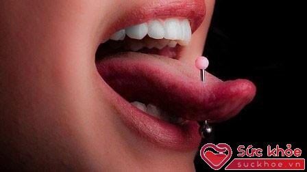  Xu hướng đeo khuyên lưỡi mới này có thể khiến bạn phải trả giá về sức khỏe