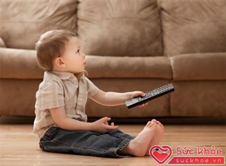 Việc trẻ ngồi lỳ xem tivi hoặc chơi điện tử trong một thời gian dài ảnh hưởng đến khả năng tập trung, kỹ năng tổ chức… và lười suy nghĩ hơn