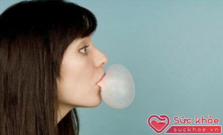 Bạn vô tình nạp một lượng khí vào đường ruột nhi nhai kẹo cao su 