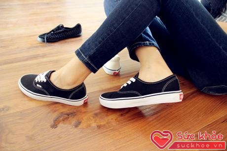 Khi sử dụng những đôi giày không phù hợp với chân như giày quá chật là một trong số những nguyên nhân làm ảnh hưởng tới đôi chân của bạn