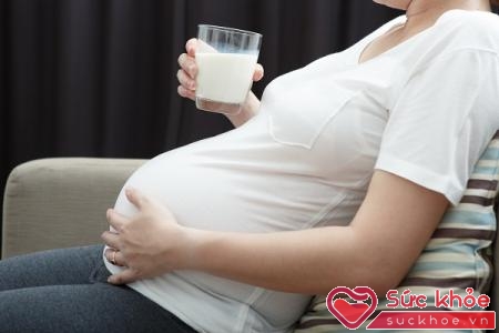 Bên cạnh chế độ ăn uống cân bằng, mẹ nên uống thêm 2 ly sữa bầu mỗi ngày để đảm bảo bổ sung đầy đủ dưỡng chất cho bé