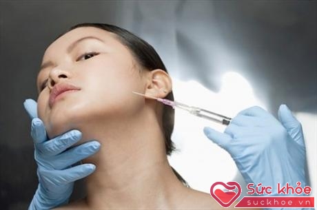 Nhiều phụ nữ muốn níu giữ tuổi xuân bằng cách bơm botox vào mặt