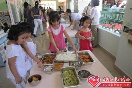 Hầu hết các trường mầm non, trường tiểu học đều tổ chức cho trẻ ăn bán trú (Ảnh: Lao động)