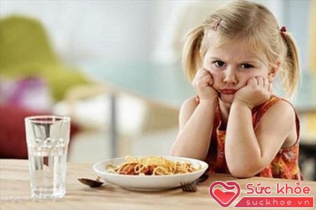 Cho trẻ ăn mãi một món khiến trẻ chán ngán là lỗi của không ít cha mẹ (Ảnh minh họa: Internet)