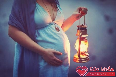 Xoa bụng bầu không đúng thời điểm gây sinh nôn, ảnh hưởng đến ngôi thai