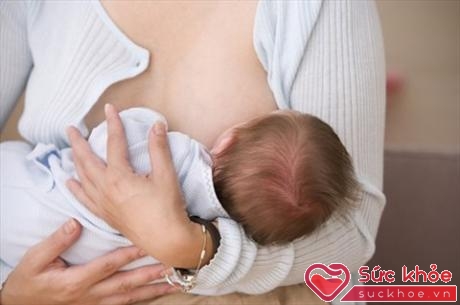 Việc cho con bú với tư thế không chính xác có thể khiến bé không hút được sữa và làm đau mẹ trong khi ăn