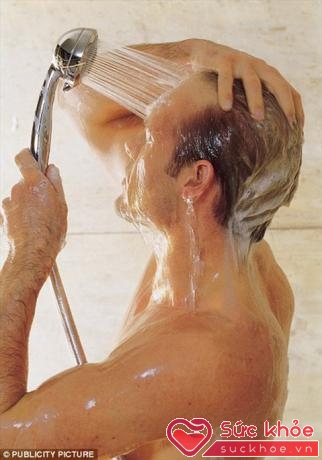 Tắm nước ấm giúp quý ông xuất tinh sớm cải thiện tình hình (Ảnh minh họa: Internet)