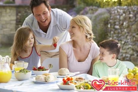 Bữa cơm gia đình gắn kết tình cảm cha mẹ và con gái