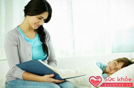 Đứa trẻ nào cũng thích được nghe bố mẹ đọc truyện trước khi ngủ