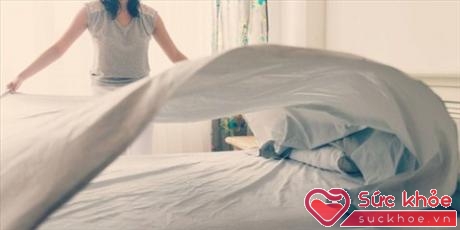Tổ chức vệ sinh Thế Giới khuyến cáo mọi người không nên có thói quen xếp chăn màn ngay khi vừa ngủ dậy.